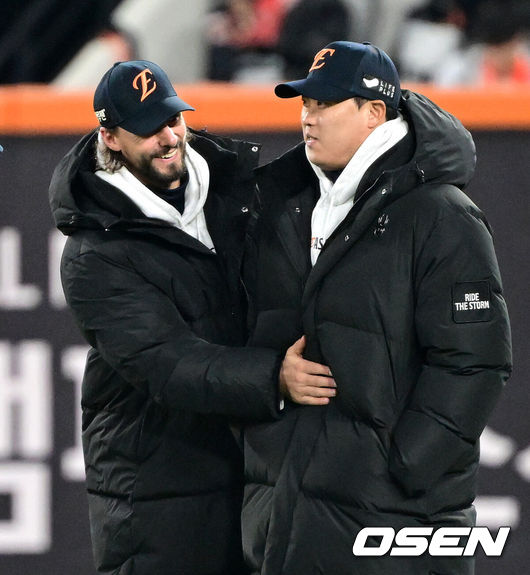 [OSEN=이대선 기자] 한화 시절 라이언 와이스(왼쪽)가 류현진에게 장난을 치고 있다. 2025.10.29 /sunday@osen.co.kr