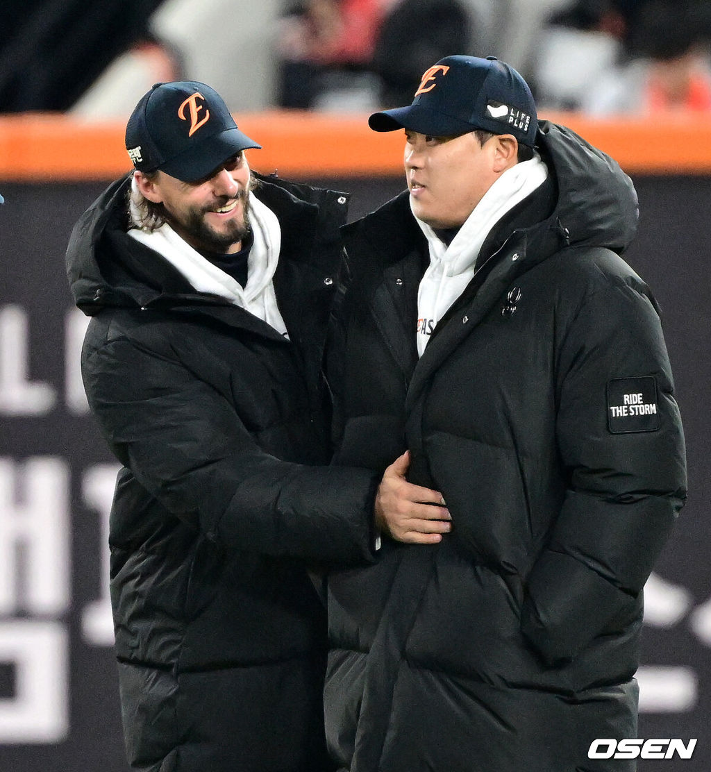 한화 시절 라이언 와이스(왼쪽)가 류현진에게 장난을 치고 있다. 2025.10.29 /sunday@osen.co.kr