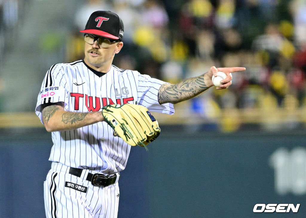 22일 서울 잠실야구장에서 ‘2026 신한 SOL KBO리그’ LG 트윈스와 한화 이글스의 경기가 열렸다.홈팀 LG는 라클란 웰스, 방문팀 한화는 왕옌청을 선발로 내세웠다. 6회초 1사 주자없는 상황 한화 심우준을 내야 파울 뜬공으로 이끈 LG 선발 라클란 웰스가 야수들에게 사인을 보내고 있다. 2026.04.22 / dreamer@osen.co.kr