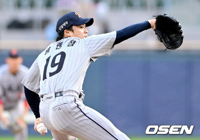 [OSEN=잠실, 최규한 기자] 22일 서울 잠실야구장에서 ‘2026 신한 SOL KBO리그’ LG 트윈스와 한화 이글스의 경기가 열렸다.홈팀 LG는 라클란 웰스, 방문팀 한화는 왕옌청을 선발로 내세웠다. 1회말 한화 선발 왕옌청이 힘차게 공을 뿌리고 있다. 2026.04.22 / dreamer@osen.co.kr