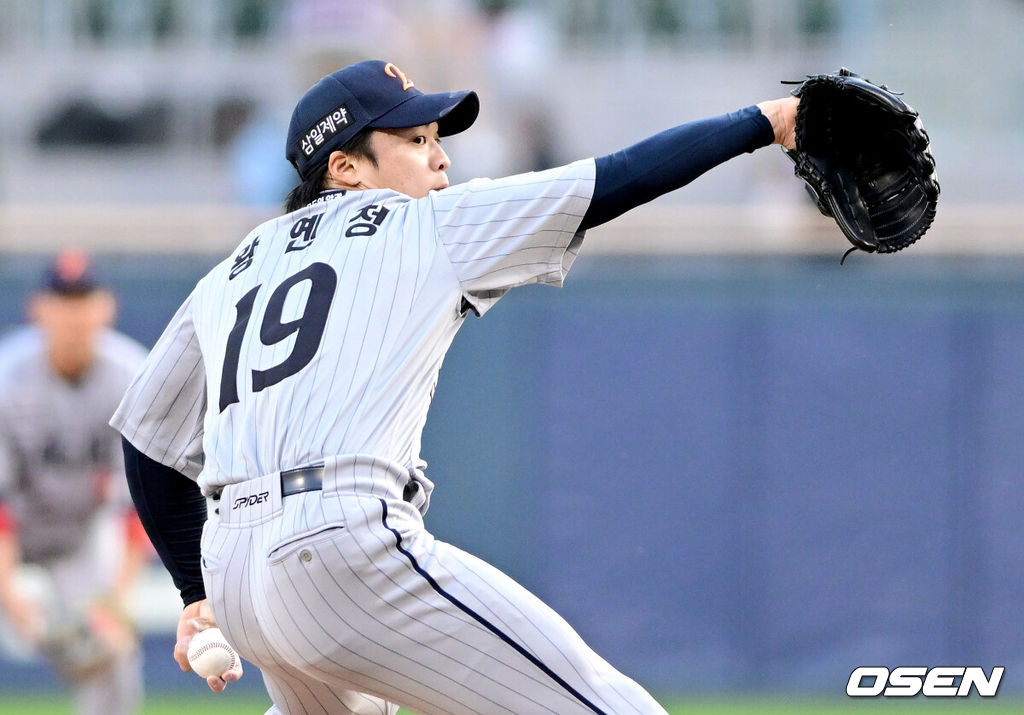 22일 서울 잠실야구장에서 ‘2026 신한 SOL KBO리그’ LG 트윈스와 한화 이글스의 경기가 열렸다.홈팀 LG는 라클란 웰스, 방문팀 한화는 왕옌청을 선발로 내세웠다. 1회말 한화 선발 왕옌청이 힘차게 공을 뿌리고 있다. 2026.04.22 / dreamer@osen.co.kr