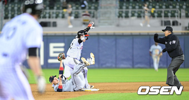 [OSEN=잠실, 최규한 기자] 22일 서울 잠실야구장에서 ‘2026 신한 SOL KBO리그’ LG 트윈스와 한화 이글스의 경기가 열렸다.홈팀 LG는 라클란 웰스, 방문팀 한화는 왕옌청을 선발로 내세웠다. 4회말 1사 1루 상황 LG 박동원이 안타를 날리고 상대 수비를 틈타 2루까지 뛰었지만 한화 2루수 하주석의 태그에 걸려 아웃되고 있다.  2026.04.22 / dreamer@osen.co.kr