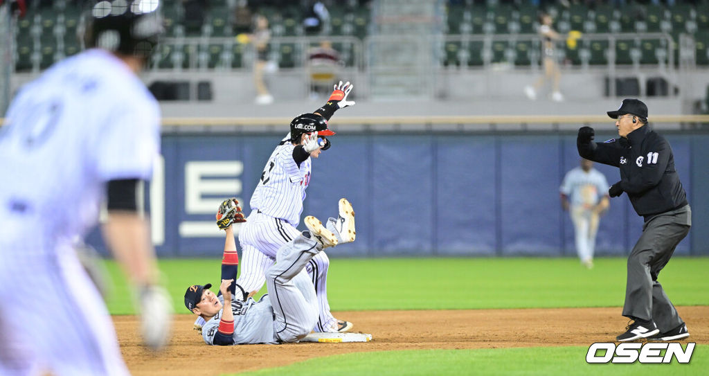 22일 서울 잠실야구장에서 ‘2026 신한 SOL KBO리그’ LG 트윈스와 한화 이글스의 경기가 열렸다.홈팀 LG는 라클란 웰스, 방문팀 한화는 왕옌청을 선발로 내세웠다. 4회말 1사 1루 상황 LG 박동원이 안타를 날리고 상대 수비를 틈타 2루까지 뛰었지만 한화 2루수 하주석의 태그에 걸려 아웃되고 있다.  2026.04.22 / dreamer@osen.co.kr