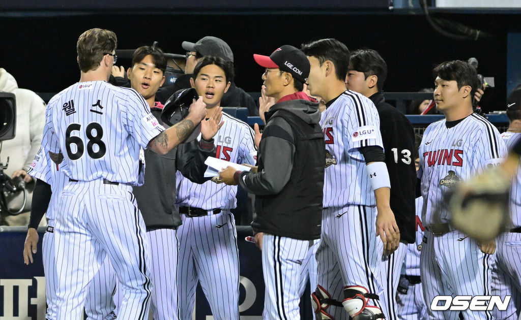 22일 서울 잠실야구장에서 ‘2026 신한 SOL KBO리그’ LG 트윈스와 한화 이글스의 경기가 열렸다.홈팀 LG는 라클란 웰스, 방문팀 한화는 왕옌청을 선발로 내세웠다. 7회초 한화 공격을 삼자범퇴로 막아낸 LG 선발 라클란 웰스가 더그아웃으로 향하며 동료들과 인사를 나누고 있다. 2026.04.22 / dreamer@osen.co.kr