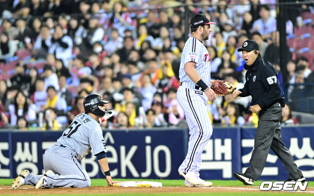 22일 서울 잠실야구장에서 ‘2026 신한 SOL KBO리그’ LG 트윈스와 한화 이글스의 경기가 열렸다.홈팀 LG는 라클란 웰스, 방문팀 한화는 왕옌청을 선발로 내세웠다. 4회초 2사 1, 2루 상황 한화 채은성 타석 때 1루 주자 문현빈이 LG 1루수 오스틴의 태그에 걸려 아웃되고 있다. 2026.04.22 / dreamer@osen.co.kr