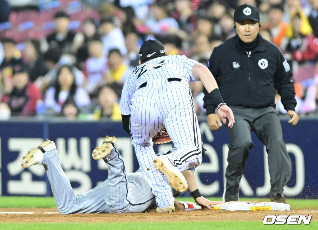 22일 서울 잠실야구장에서 ‘2026 신한 SOL KBO리그’ LG 트윈스와 한화 이글스의 경기가 열렸다.홈팀 LG는 라클란 웰스, 방문팀 한화는 왕옌청을 선발로 내세웠다. 4회초 2사 1, 2루 상황 한화 채은성 타석 때 1루 주자 문현빈이 LG 1루수 오스틴의 태그에 걸려 아웃되고 있다. 2026.04.22 / dreamer@osen.co.kr
