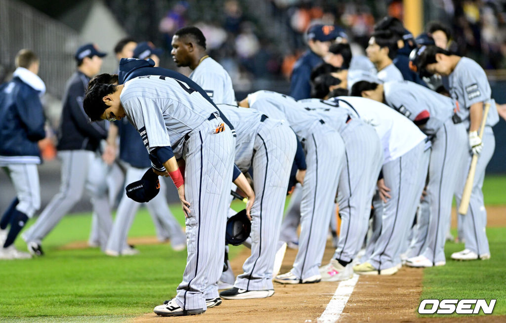 22일 서울 잠실야구장에서 ‘2026 신한 SOL KBO리그’ LG 트윈스와 한화 이글스의 경기가 열렸다.이날 경기는 LG가 선발 라클란 웰스의 8이닝 무실점 쾌투를 앞세워 3-0으로 승리하며 3연승을 달렸다. 경기를 마치고 한화 선수들이 팬들에게 인사를 전하고 있다. 2026.04.22 / dreamer@osen.co.kr