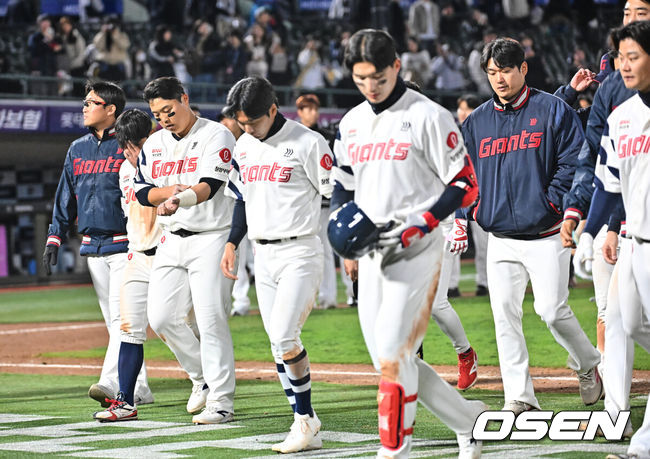 [OSEN=부산, 이석우 기자] 7일 부산 사직야구장에서 2026 신한 SOL KBO 리그 롯데 자이언츠와 KT 위즈의 경기가 열렸다. 홈팀 롯데는 나균안이, 방문팀 KT는 고영표가 선발 출전했다.롯데 자이언츠 선수들이 7연패하고 어두운 표정으로 팬들에게 인사를 하고 있다. 2026.04.07 / foto0307@osen.co.kr