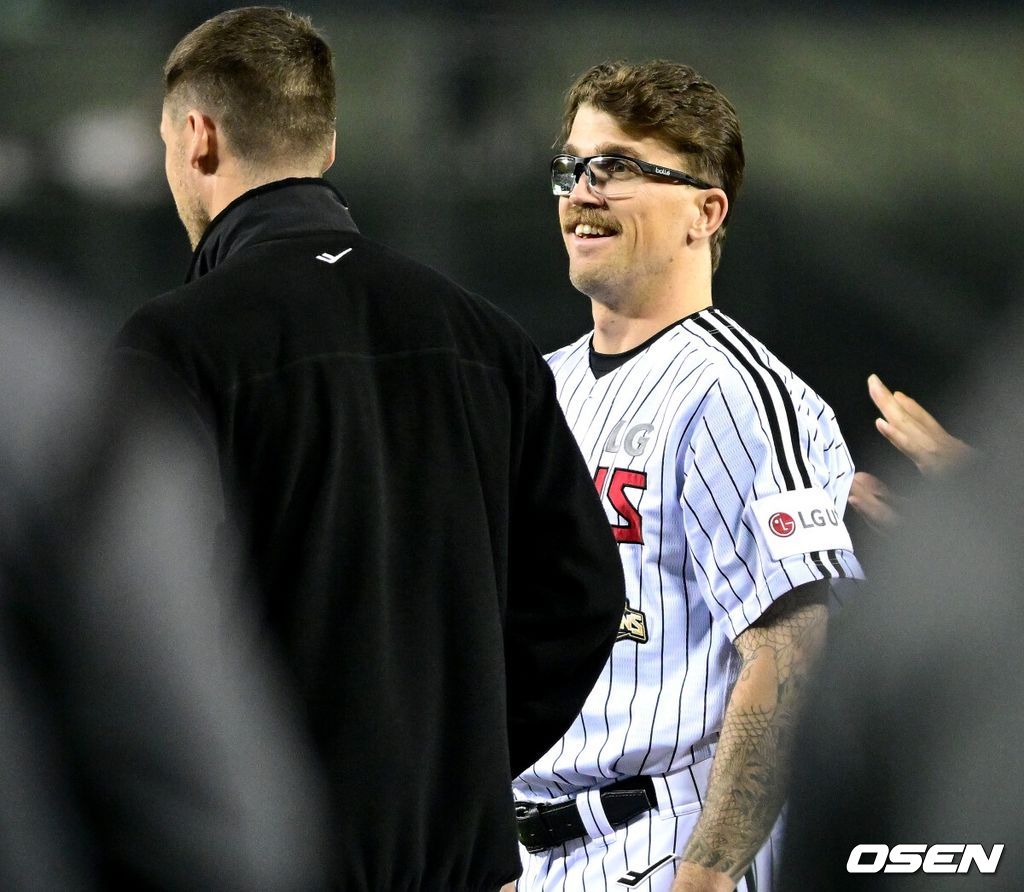 22일 서울 잠실야구장에서 ‘2026 신한 SOL KBO리그’ LG 트윈스와 한화 이글스의 경기가 열렸다.이날 경기는 LG가 선발 라클란 웰스의 8이닝 무실점 쾌투를 앞세워 3-0으로 승리하며 3연승을 달렸다. 경기를 마치고 LG 승리 투수 라클란 웰스가 팬들에게 인사를 전하며 미소짓고 있다. 2026.04.22 / dreamer@osen.co.kr