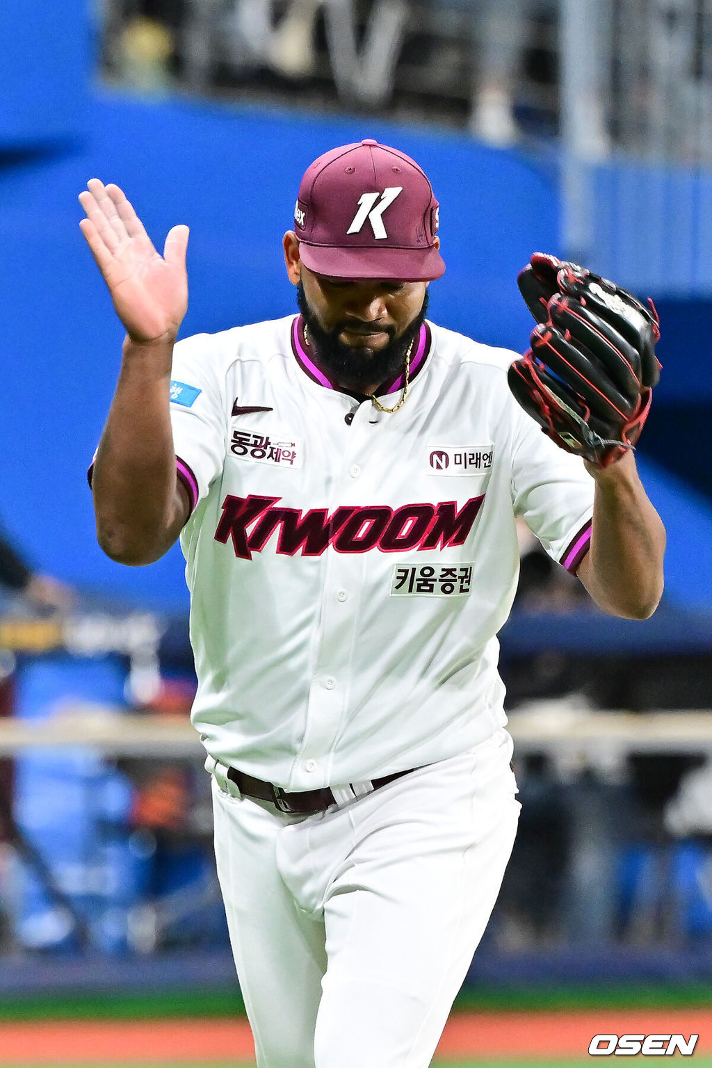 22일 오후 서울 고척스카이돔에서 2026 신한 SOL KBO리그 키움 히어로즈와 NC 다이노스의 경기가 진행됐다.이날 키움은 알칸타라를, NC는 신민혁을 선발투수로 내세웠다.7회초 1사 1루 NC 안중열을 병살아웃 잡으며 이닝종료 시킨 키움 알칸타라 선발투수가 기뻐하고 있다.    2026.04.22 / soul1014@osen.co.kr