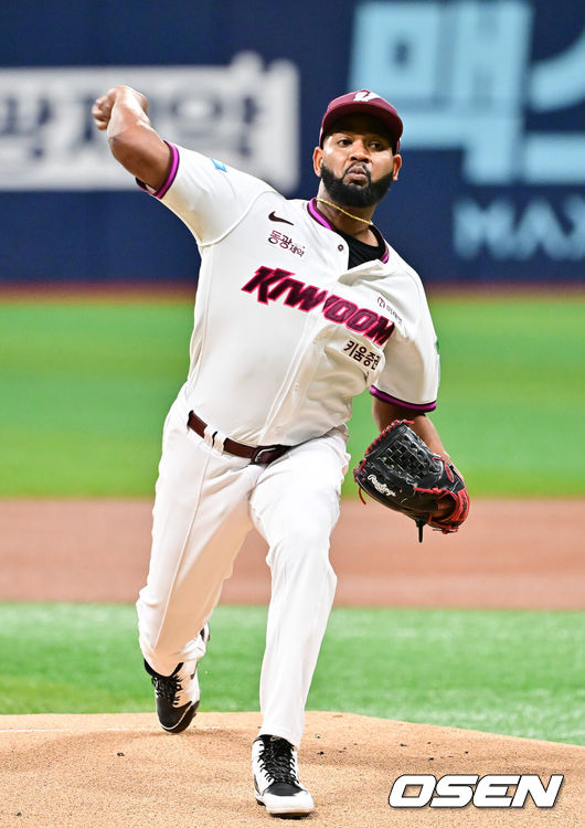 [OSEN=고척, 박준형 기자] 22일 오후 서울 고척스카이돔에서 2026 신한 SOL KBO리그 키움 히어로즈와 엔씨 다이노스의 경기가 진행됐다.이날 키움은 알칸타라를, NC는 신민혁을 선발투수로 내세웠다.1회초 키움 선발투수 알칸타라가 역투하고 있다.  2026.04.22 / soul1014@osen.co.kr