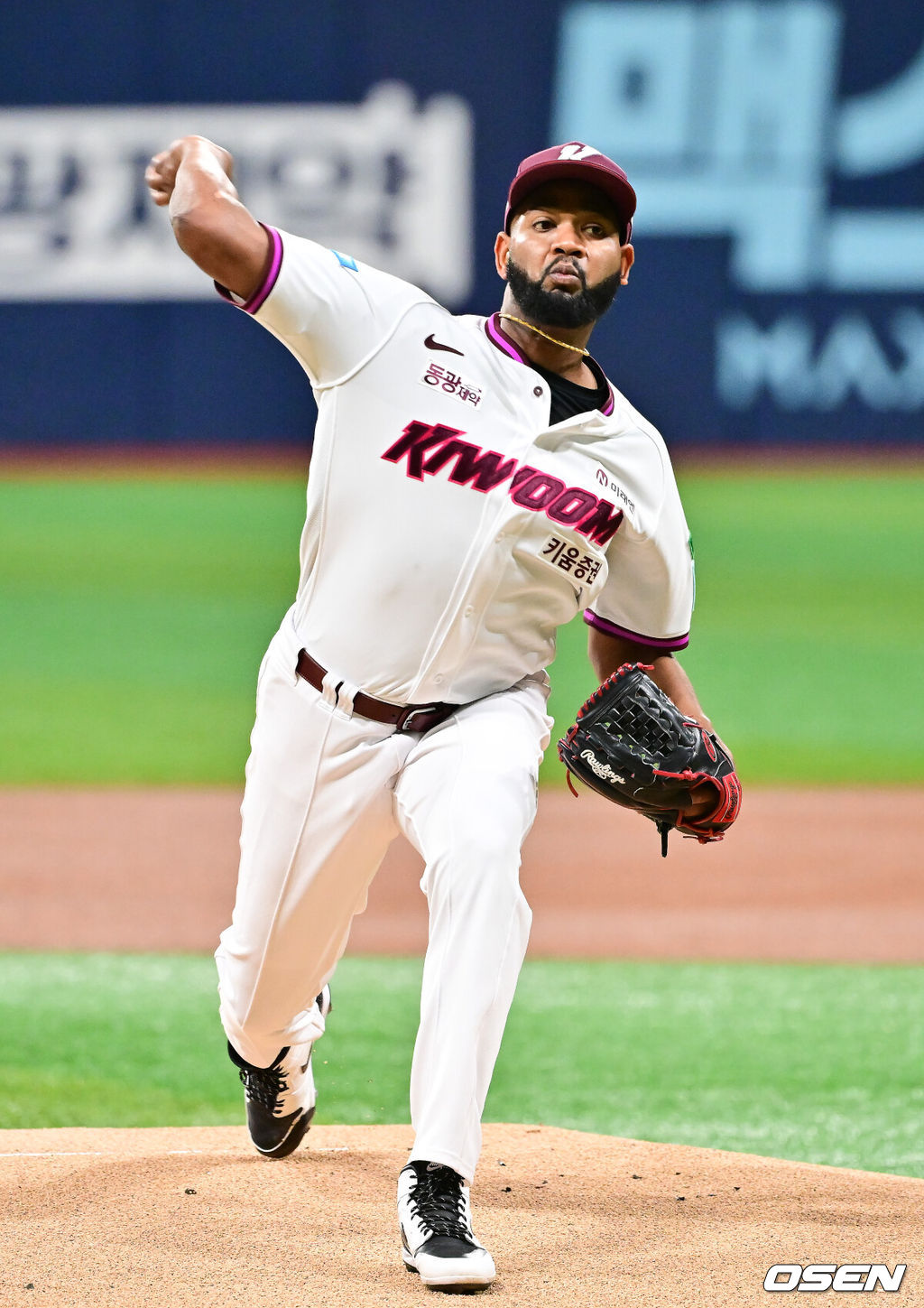 22일 오후 서울 고척스카이돔에서 2026 신한 SOL KBO리그 키움 히어로즈와 엔씨 다이노스의 경기가 진행됐다.이날 키움은 알칸타라를, NC는 신민혁을 선발투수로 내세웠다.1회초 키움 선발투수 알칸타라가 역투하고 있다.  2026.04.22 / soul1014@osen.co.kr