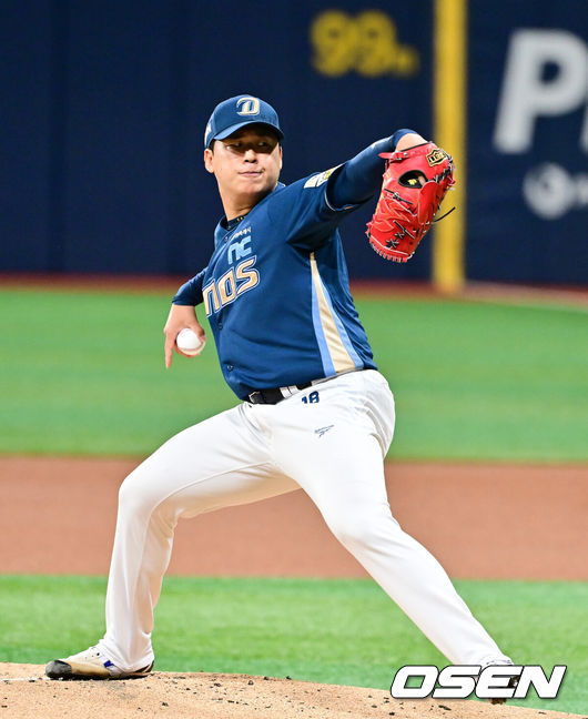 [OSEN=고척, 박준형 기자] 22일 오후 서울 고척스카이돔에서 2026 신한 SOL KBO리그 키움 히어로즈와 NC 다이노스의 경기가 진행됐다.이날 키움은 알칸타라를, NC는 신민혁을 선발투수로 내세웠다.1회말 NC 선발투수 신민혁이 역투하고 있다.  2026.04.22 / soul1014@osen.co.kr