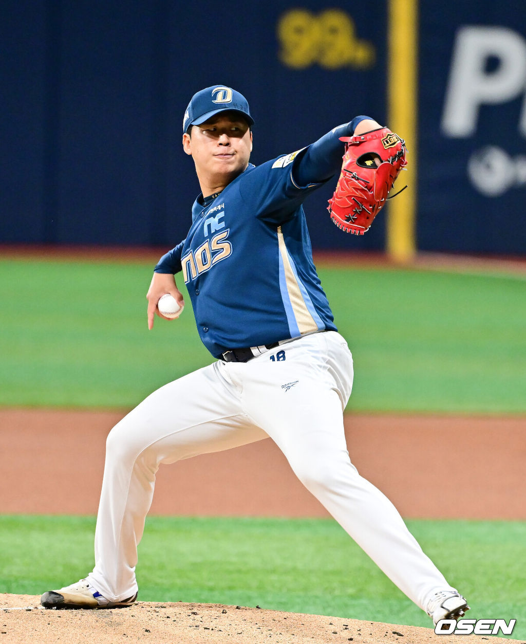 22일 오후 서울 고척스카이돔에서 2026 신한 SOL KBO리그 키움 히어로즈와 NC 다이노스의 경기가 진행됐다.이날 키움은 알칸타라를, NC는 신민혁을 선발투수로 내세웠다.1회말 NC 선발투수 신민혁이 역투하고 있다.  2026.04.22 / soul1014@osen.co.kr