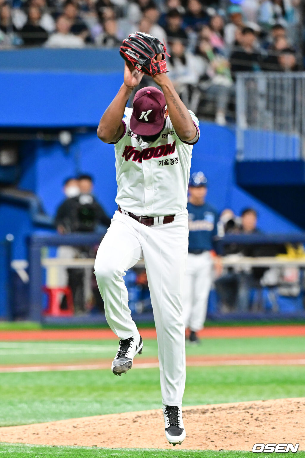 22일 오후 서울 고척스카이돔에서 2026 신한 SOL KBO리그 키움 히어로즈와 NC 다이노스의 경기가 진행됐다.이날 키움은 알칸타라를, NC는 신민혁을 선발투수로 내세웠다.7회초 1사 1루 NC 안중열을 병살아웃 잡으며 이닝종료 시킨 키움 알칸타라 선발투수가 기뻐하고 있다.    2026.04.22 / soul1014@osen.co.kr