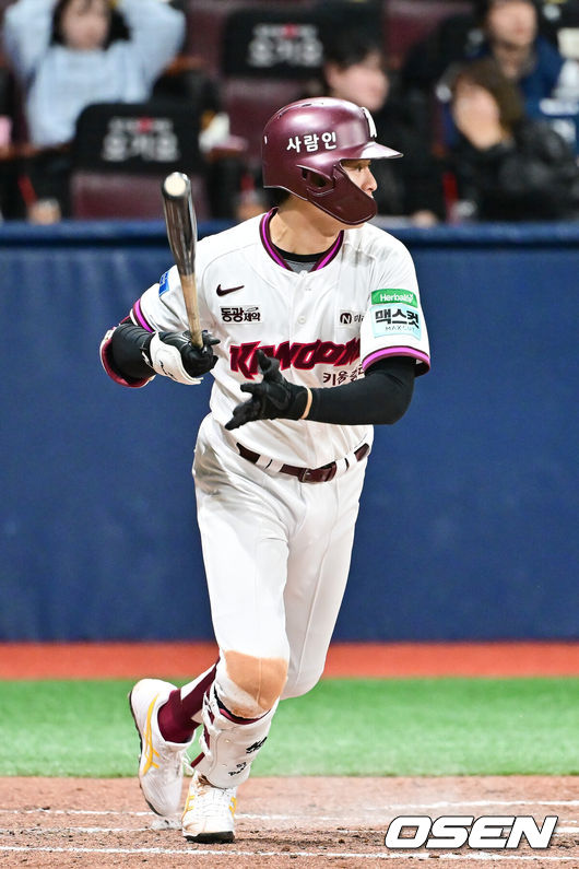 [OSEN=고척, 박준형 기자] 22일 오후 서울 고척스카이돔에서 2026 신한 SOL KBO리그 키움 히어로즈와 NC 다이노스의 경기가 진행됐다.이날 키움은 알칸타라를, NC는 신민혁을 선발투수로 내세웠다.7회말 2사 2루 키움 박주홍이 1타점 적시타를 날리고 있다.     2026.04.22 / soul1014@osen.co.kr