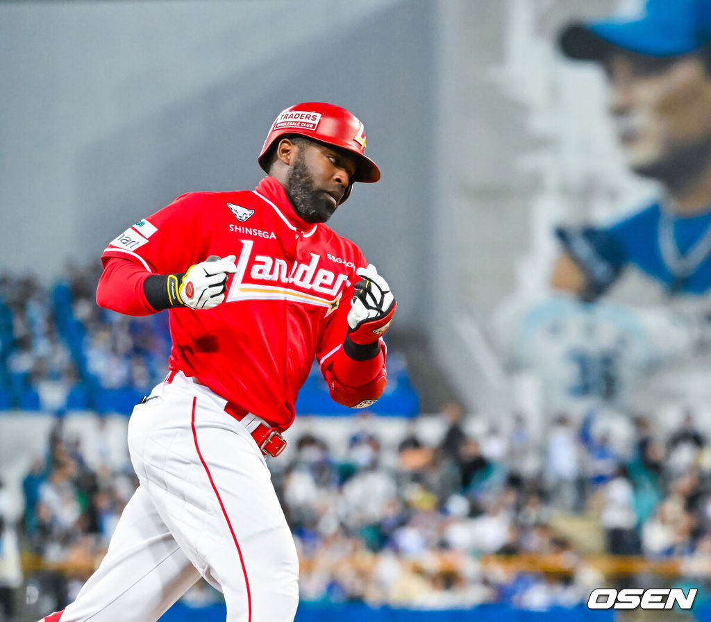 22일 오후 대구삼성라이온즈파크 ‘2026 신한 SOL Bank KBO리그' 삼성 라이온즈와 SSG 랜더스와 경기가 열릴 예정인 가운데 경기 전 그라운드 훈련이 진행됐다.이날 삼성은 후라도를, SSG는 최민준을 선발투수로 내세운다.4회말 1사 SSG 에레디아가 좌월 선취 솔로 홈런을 때린 후 그라운드를 돌고 있다. 2026.04.22 / rumi@osen.co.kr