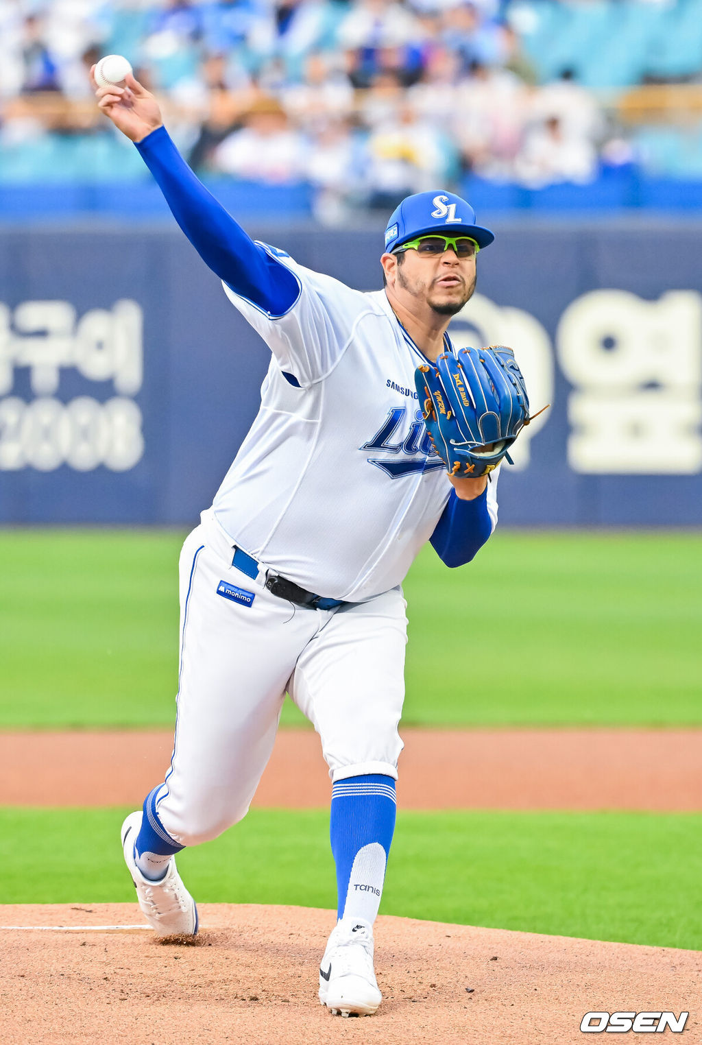 22일 오후 대구삼성라이온즈파크 ‘2026 신한 SOL Bank KBO리그' 삼성 라이온즈와 SSG 랜더스와 경기가 열릴 예정인 가운데 경기 전 그라운드 훈련이 진행됐다.이날 삼성은 후라도를, SSG는 최민준을 선발투수로 내세운다.삼성 선발 후라도가 힘차게 공을 뿌리고 있다. 2026.04.22 / rumi@osen.co.kr