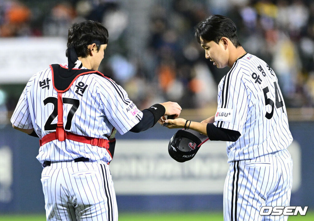 22일 서울 잠실야구장에서 ‘2026 신한 SOL KBO리그’ LG 트윈스와 한화 이글스의 경기가 열렸다.이날 경기는 LG가 선발 라클란 웰스의 8이닝 무실점 쾌투를 앞세워 3-0으로 승리하며 3연승을 달렸다. 9회초 마운드에 올라 삼자범퇴로 이닝을 마무리지은 LG 투수 유영찬과 포수 박동원이 인사를 나누고 있다. 2026.04.22 / dreamer@osen.co.kr