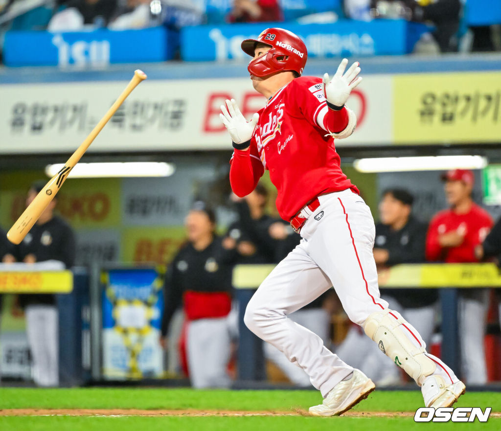 22일 오후 대구삼성라이온즈파크 ‘2026 신한 SOL Bank KBO리그' 삼성 라이온즈와 SSG 랜더스와 경기가 열렸다.이날 삼성은 후라도를, SSG는 최민준을 선발투수로 내세웠다.9회초 1사 주자 1,2루 SSG 오태곤이 좌중간 재역전 2타점 적시 2루타를 때리고 있다. 2026.04.22 / rumi@osen.co.kr