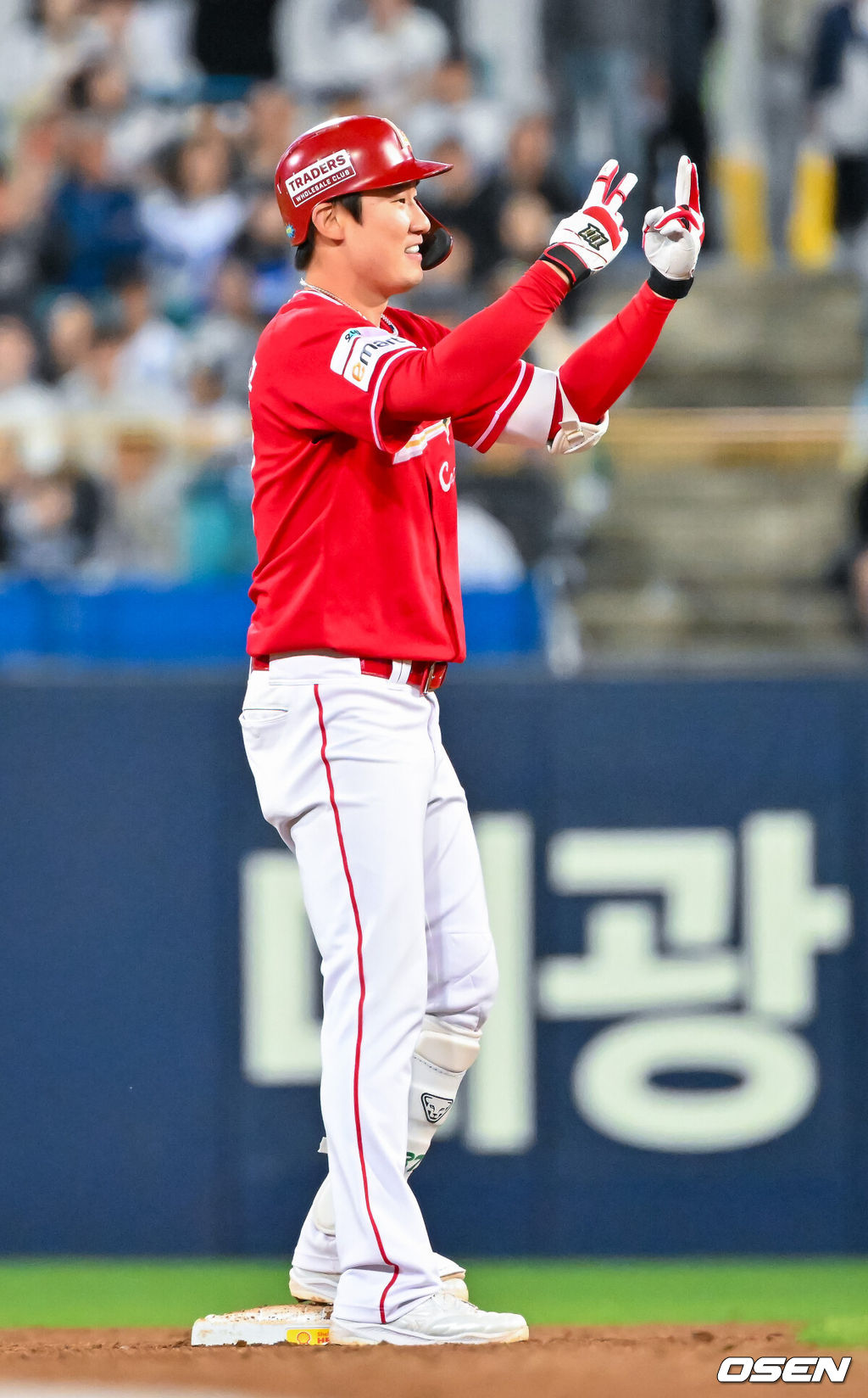 22일 오후 대구삼성라이온즈파크 ‘2026 신한 SOL Bank KBO리그' 삼성 라이온즈와 SSG 랜더스와 경기가 열렸다.이날 삼성은 후라도를, SSG는 최민준을 선발투수로 내세웠다.9회초 1사 주자 1,2루 SSG 오태곤이 좌중간 재역전 2타점 적시 2루타를 때린 후 2루에서 기뻐하고 있다. 2026.04.22 / rumi@osen.co.kr