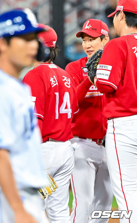 [OSEN=대구, 민경훈 기자] 22일 오후 대구삼성라이온즈파크 ‘2026 신한 SOL Bank KBO리그' 삼성 라이온즈와 SSG 랜더스와 경기가 열렸다.이 경기에서 SSG이 삼성에 3-2로 승리하며 2연승 질주를 했다. 반면 삼성은 지난 19일 대구 LG 트윈스전 이후 3연패 수렁에 빠졌다.&nbsp;경기를 마치고 SSG 오태곤이 동료들과 하이파이브를 하고 있다. 2026.04.22 / rumi@osen.co.kr