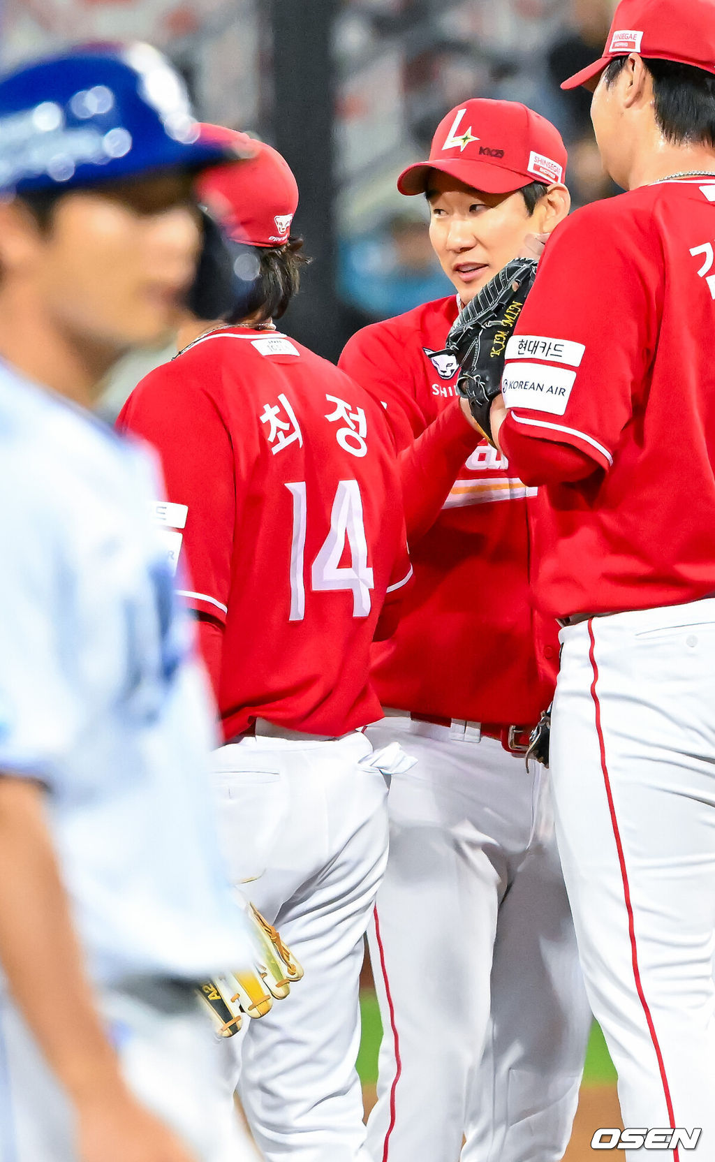 22일 오후 대구삼성라이온즈파크 ‘2026 신한 SOL Bank KBO리그' 삼성 라이온즈와 SSG 랜더스와 경기가 열렸다.이 경기에서 SSG이 삼성에 3-2로 승리하며 2연승 질주를 했다. 반면 삼성은 지난 19일 대구 LG 트윈스전 이후 3연패 수렁에 빠졌다. 경기를 마치고 SSG 오태곤이 동료들과 하이파이브를 하고 있다. 2026.04.22 / rumi@osen.co.kr