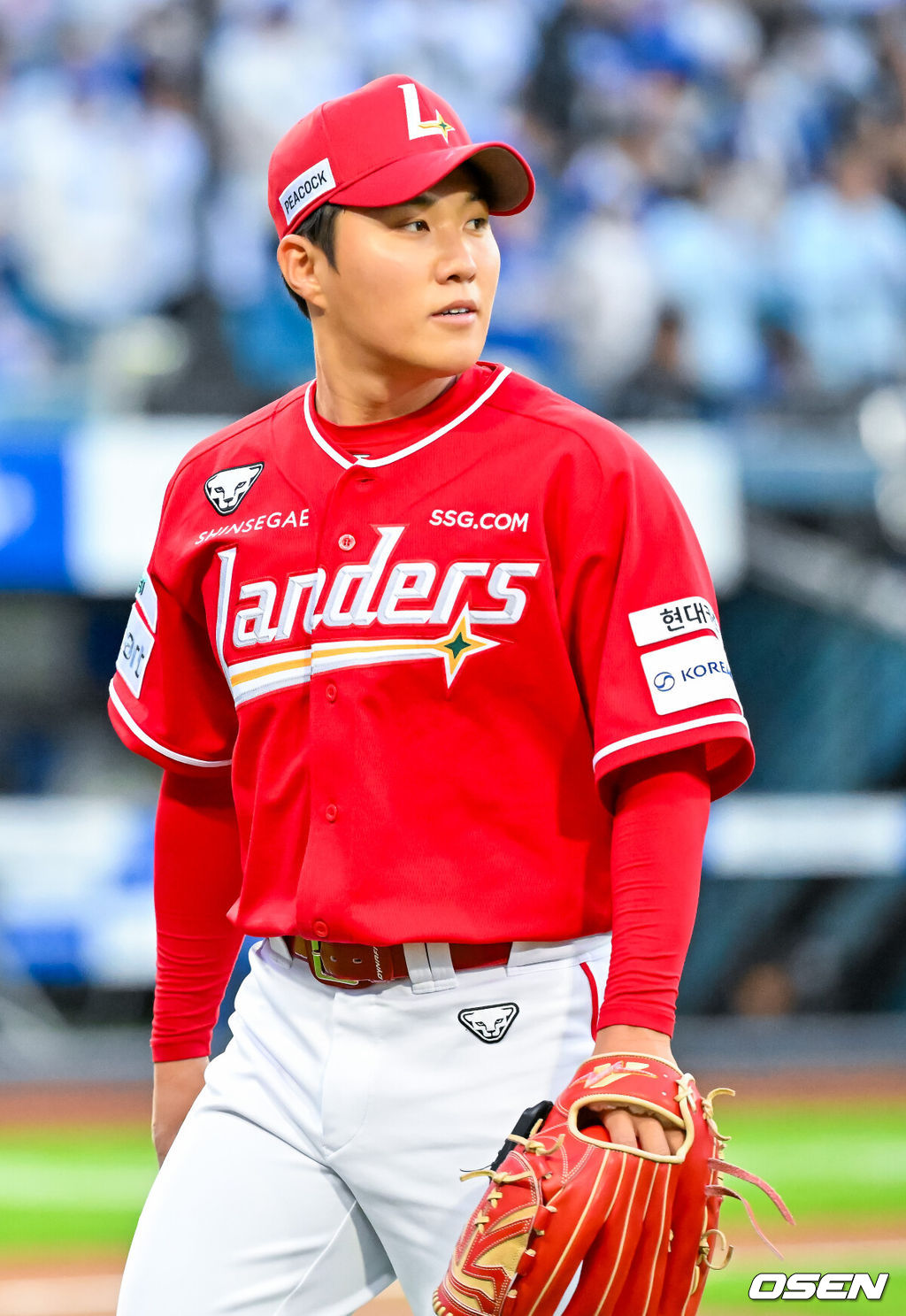 22일 오후 대구삼성라이온즈파크 ‘2026 신한 SOL Bank KBO리그' 삼성 라이온즈와 SSG 랜더스와 경기가 열릴 예정인 가운데 경기 전 그라운드 훈련이 진행됐다.이날 삼성은 후라도를, SSG는 최민준을 선발투수로 내세운다.1회말을 마친 SSG 선발 최민준이 덕아웃으로 향하고 있다. 2026.04.22 / rumi@osen.co.kr