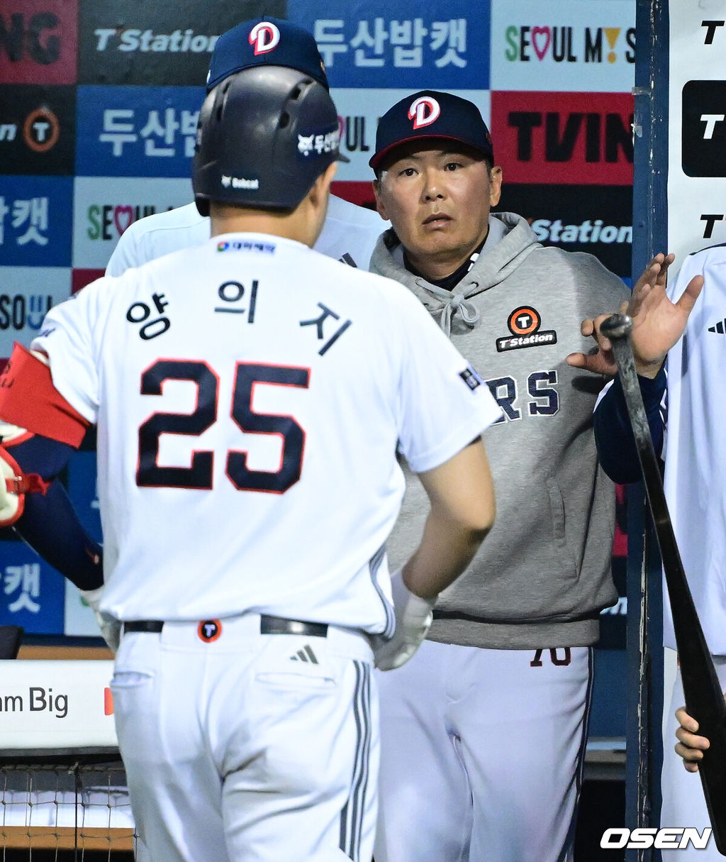 18일 오후 서울 잠실야구장에서 ‘2026 신한 SOL KBO리그’ 두산 베어스와 KIA 타이거즈의 경기가 열렸다.홈팀 두산은 최승용, 방문팀 KIA는 애덤 올러를 선발로 내세웠다.8회말 무사 선두타자로 나선 두산 양의지가 추격의 좌중간 솔로포를 날리고 홈을 밟은 뒤 김원형 감독과 인사를 나누고 있다. 2026.04.18 / dreamer@osen.co.kr