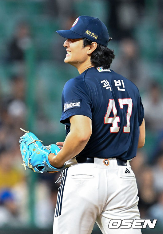 [OSEN=인천, 민경훈 기자] 16일 오후 인천 SSG랜더스필드에서 ‘2026 신한 SOL Bank KBO리그' SSG 랜더스와 두산 베어스의 경기가 진행됐다.이날 SSG는 화이트를, 두산은 곽빈을 선발투수로 내세웠다.4회말을 마친 두산 선발 곽빈이 환하게 웃고 있다. 2026.04.16 / rumi@osen.co.kr