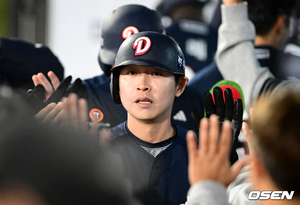 11일 경기도 수원 KT위즈파크에서 2026 신한 SOL KBO리그 KT 위즈와 두산 베어스의 경기가 열렸다.이날 KT는 소형준, 두산은 잭로그를 선발투수로 내세웠다.8회초 무사 2,3루에서 두산 안재석의 2타점 적시타에 득점을 올린 정수빈이 더그아웃에서 환영을 받고 있다. 2026.04.11 /cej@osen.co.kr