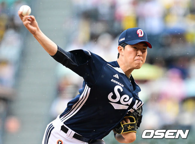 [OSEN=잠실, 조은정 기자]12일 오후 서울 송파구 잠실야구장에서 ‘2025 신한 SOL Bank KBO리그’ LG 트윈스와 두산 베어스의 경기가 열린다. 홈팀 LG는 치리노스, 방문팀 두산은 김유성을 선발로 내세웠다. 1회말 두산 김유성이 역투하고 있다. 2025.04.12 /cej@osen.co.kr