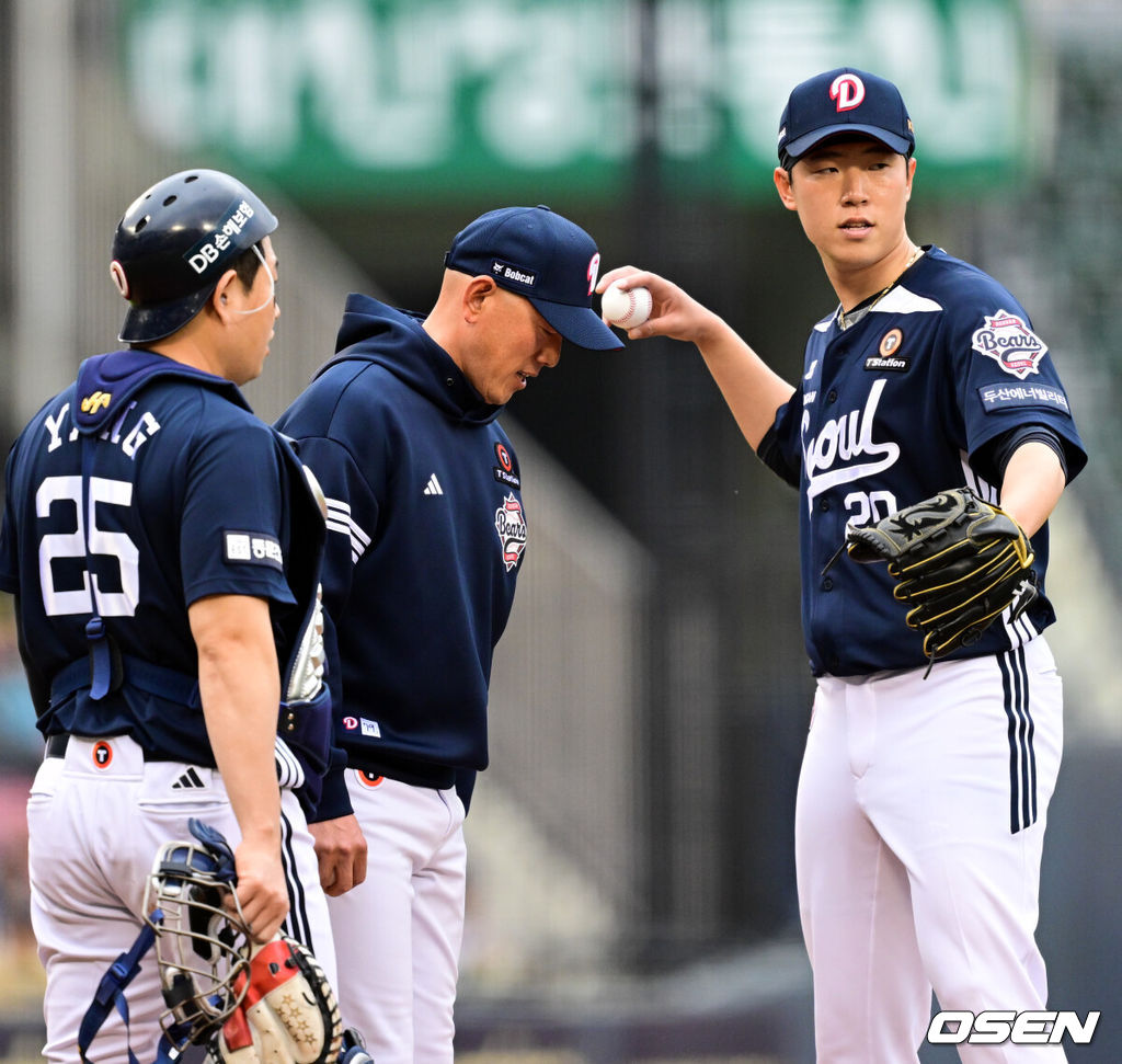 12일 오후 서울 송파구 잠실야구장에서 ‘2025 신한 SOL Bank KBO리그’ LG 트윈스와 두산 베어스의 경기가 열린다. 홈팀 LG는 치리노스, 방문팀 두산은 김유성을 선발로 내세웠다. 4회말 2사 만루 두산 김유성이 교체되고 있다. 2025.04.12 /cej@osen.co.kr