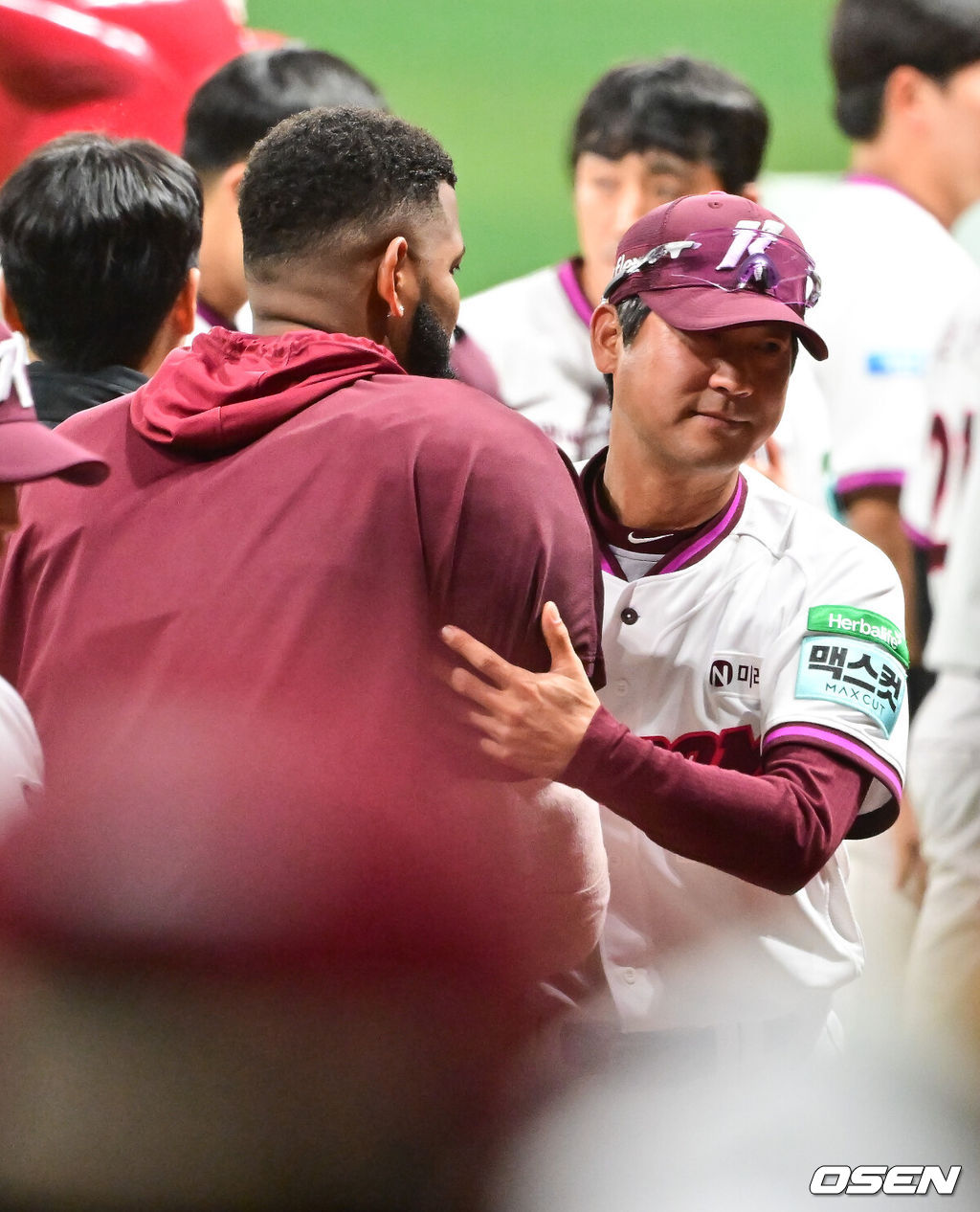 프로야구 키움 히어로즈가 파죽의 3연승을 질주하며 최하위 탈출을 눈앞에 뒀다. 키움은 22일 서울 고척스카이돔에서 열린 ‘2026 신한은행 SOL Bank KBO리그’ NC 다이노스와의 경기에서 3-0으로 승리하며 시즌 첫 3연승을 달성했다. 키움은 이날 우천으로 인해 경기가 지연개시된 롯데가 패할 경우 9위로 올라서게 된다.경기종료 후 키움 설종진 감독이 승리투수가 된 알칸타라와 포옹을 하고 있다.  2026.04.22 / soul1014@osen.co.kr