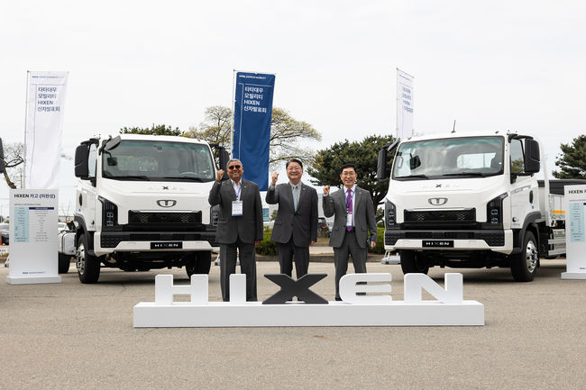 하이쎈(HIXEN) 앞에서 포즈를 취한 타타대우모빌리티 아닐 신하(Anil Sinha)부사장, 김태성 사장, 황춘화 연구소장(왼쪽부터). 