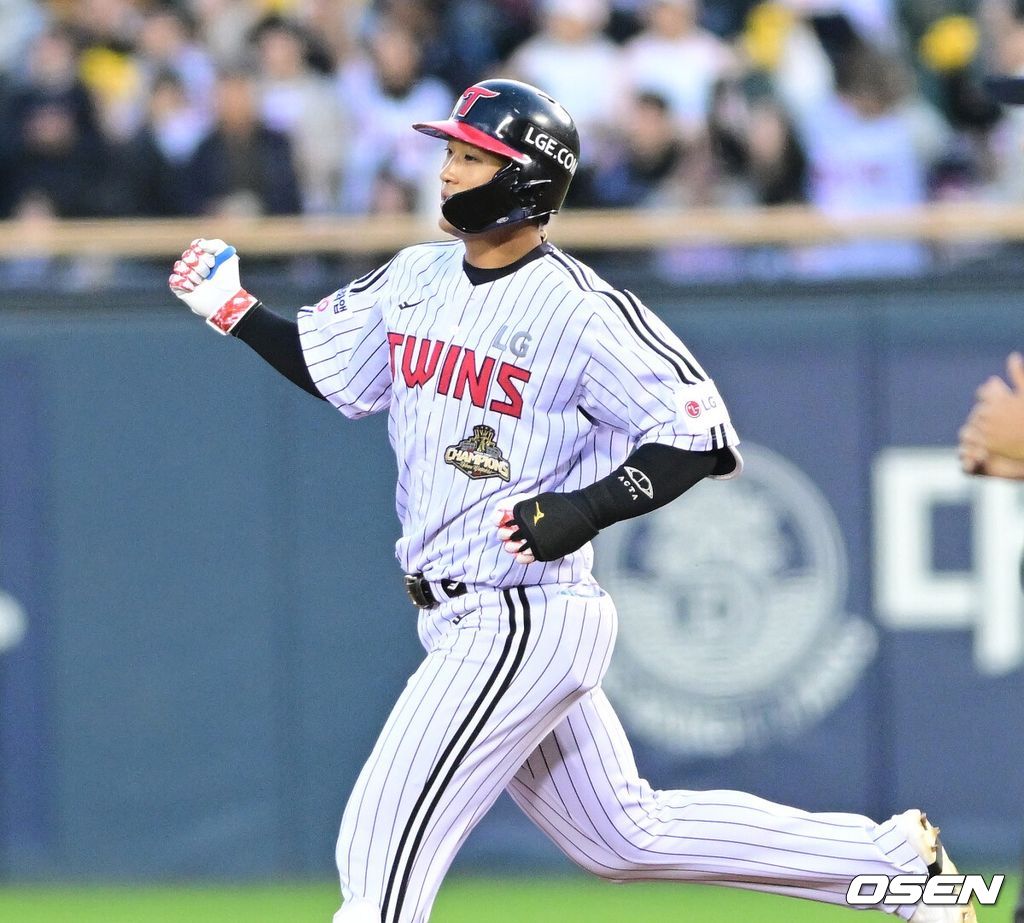 22일 서울 잠실야구장에서 ‘2026 신한 SOL KBO리그’ LG 트윈스와 한화 이글스의 경기가 열렸다.홈팀 LG는 라클란 웰스, 방문팀 한화는 왕옌청을 선발로 내세웠다. 2회말 2사 1루 상황 LG 송찬의가 선제 좌월 투런포를 날리고 그라운드를 돌며 기뻐하고 있다. 2026.04.22 / dreamer@osen.co.kr