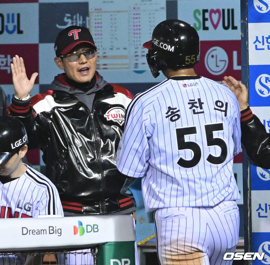 22일 서울 잠실야구장에서 ‘2026 신한 SOL KBO리그’ LG 트윈스와 한화 이글스의 경기가 열렸다.홈팀 LG는 라클란 웰스, 방문팀 한화는 왕옌청을 선발로 내세웠다. 5회말 2사 2루 상황 LG 문성주의 달아나는 1타점 2루타 때 홈을 밟은 LG 송찬의가 염경엽 감독과 인사를 나누고 있다. 2026.04.22 / dreamer@osen.co.kr