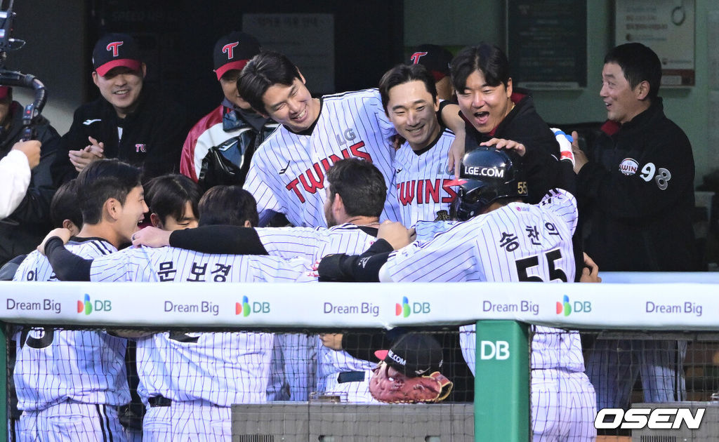 22일 서울 잠실야구장에서 ‘2026 신한 SOL KBO리그’ LG 트윈스와 한화 이글스의 경기가 열렸다.홈팀 LG는 라클란 웰스, 방문팀 한화는 왕옌청을 선발로 내세웠다. 2회말 2사 1루 상황 LG 송찬의가 선제 좌월 투런포를 날리고 더그아웃 동료들과 기뻐하고 있다. 2026.04.22 / dreamer@osen.co.kr