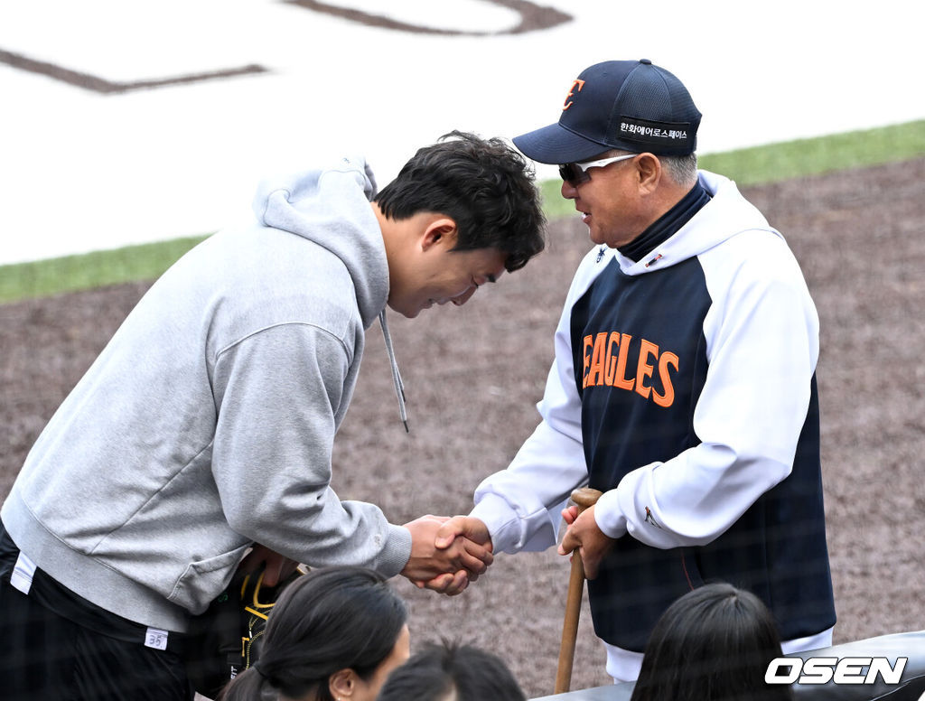 31일 대전 한화생명볼파크에서 2026 신한 SOL KBO리그 한화 이글스와 KT 위즈의 경기가 열렸다.이날 한화는 오웬 화이트, KT는 케일럽 보쉴리를 선발로 내세웠다.경기에 앞서 KT 한승혁이 한화 김경문 감독과 인사를 나누고 있다. 2026.03.31 /sunday@osen.co.kr