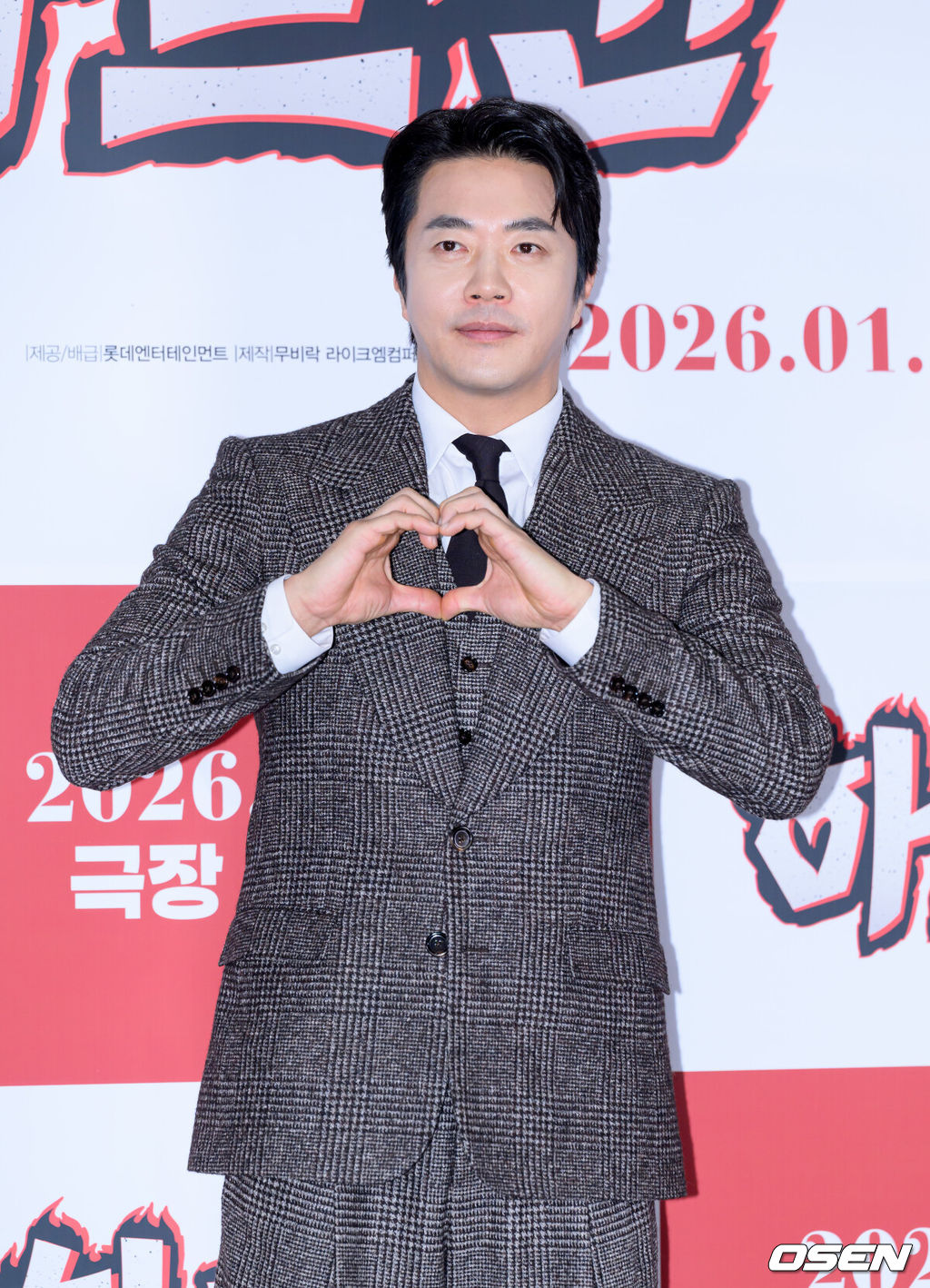 8일 오후 서울 잠실 롯데시네마 월드타워에서 영화 '하트맨' 언론시사회가 열렸다.‘하트맨’은 돌아온 남자 승민(권상우)이 다시 만난 첫사랑을 놓치지 않기 위해 고군분투하지만, 그녀에게 절대 말할 수 없는 비밀이 생기며 벌어지는 코미디로 오는 14일 전국 극장에서 개봉한다.배우 권상우가 포토타임을 가지고 있다. 2026.01.08 /sunday@osen.co.kr