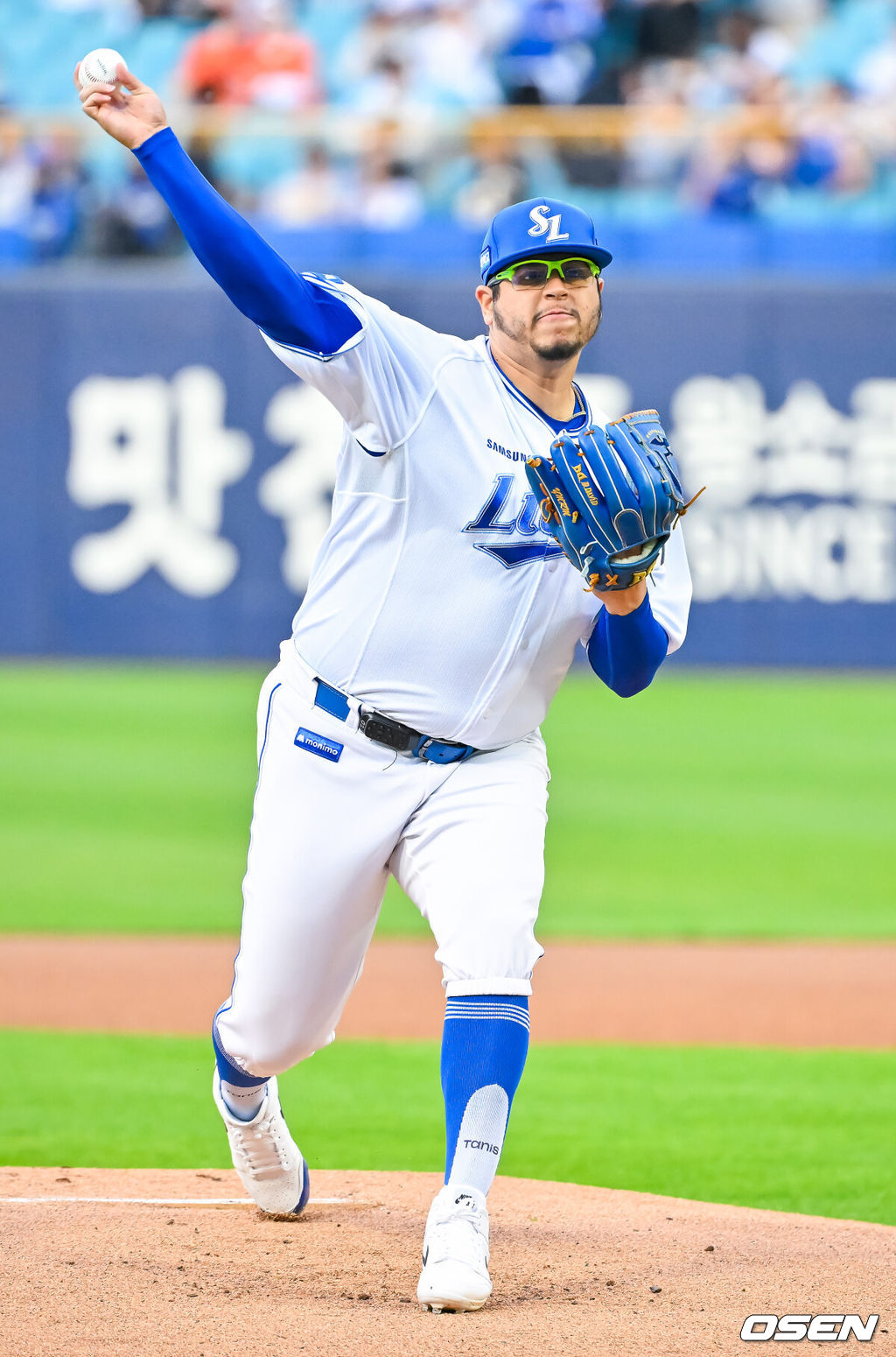 22일 오후 대구삼성라이온즈파크 ‘2026 신한 SOL Bank KBO리그' 삼성 라이온즈와 SSG 랜더스와 경기가 열릴 예정인 가운데 경기 전 그라운드 훈련이 진행됐다.이날 삼성은 후라도를, SSG는 최민준을 선발투수로 내세운다.삼성 선발 후라도가 힘차게 공을 뿌리고 있다. 2026.04.22 / rumi@osen.co.kr