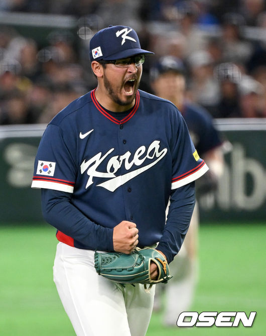 [OSEN=도쿄(일본), 손용호 기자] 9일 일본 도쿄돔에서 월드베이스볼클래식(WBC) 조별리그 C조 한국과 호주의 경기가&nbsp;열렸다.C조는 일본이 3승으로 조 1위를 확정, 8강에 진출했다. 호주가 2승 1패, 대만이 2승 2패, 한국이 1승 2패, 체코는 3패다.한국 WBC 대표팀이 8강에 진출하려면 호주에 2점 이하로 실점하면서 5점 차 이상으로 승리해야만 한다.7회말 2사 3루에서 한국 데인 더닝이 호주 릭슨 윈그로브를 삼진으로 처리하고 환호하고 있다. 2026.03.09&nbsp;/spjj@osen.co.kr
