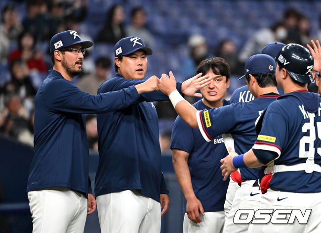 [OSEN=오사카(일본), 손용호 기자] 한국의 거포들이 연달아 터뜨리면서 오사카 평가전을 기분 좋게 마무리할 수 있었다. 이제 결전의 땅 도쿄로 향한다.류지현 감독이 이끄는 한국 WBC 대표팀은 3일 일본 오사카 교세라돔에서 열린 오릭스 버팔로스와의 2026 WBC 공식 평가전에서 8-5로 승리를 거뒀다. 이로써 한국은 전날(2일) 한신 타이거스전 3-3 무승부, 이날 오릭스전 승리로 공식 평가전 1승1무를 기록한 채 결전의 장소인 일본 도쿄돔으로 이동하게 된다.경기 종료 후 한국 데인 더닝이 동료들과 승리의 기쁨을 나누고 있다. 2026.03.03 /spjj@osen.co.kr