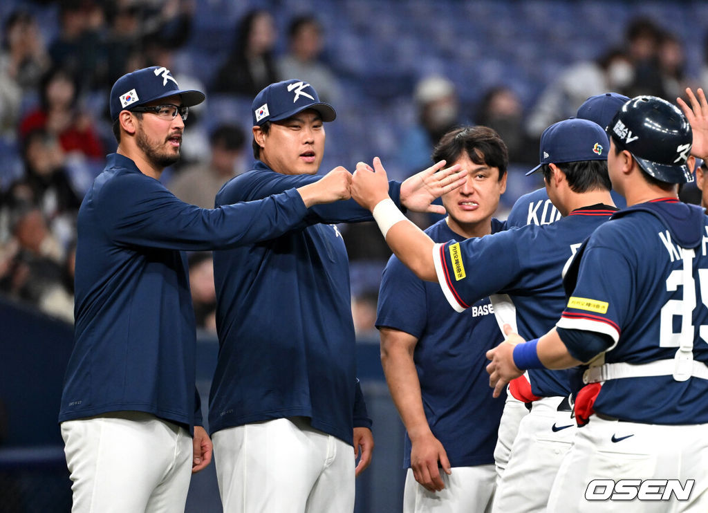 한국의 거포들이 연달아 터뜨리면서 오사카 평가전을 기분 좋게 마무리할 수 있었다. 이제 결전의 땅 도쿄로 향한다.류지현 감독이 이끄는 한국 WBC 대표팀은 3일 일본 오사카 교세라돔에서 열린 오릭스 버팔로스와의 2026 WBC 공식 평가전에서 8-5로 승리를 거뒀다. 이로써 한국은 전날(2일) 한신 타이거스전 3-3 무승부, 이날 오릭스전 승리로 공식 평가전 1승1무를 기록한 채 결전의 장소인 일본 도쿄돔으로 이동하게 된다.경기 종료 후 한국 데인 더닝이 동료들과 승리의 기쁨을 나누고 있다. 2026.03.03 /spjj@osen.co.kr
