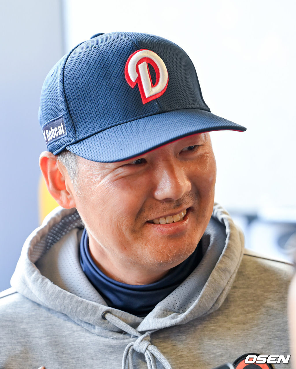 15일 오후 인천 SSG랜더스필드에서 ‘2026 신한 SOL Bank KBO리그' SSG 랜더스와 두산 베어스의 경기가 진행될 예정인 가운데 그라운드에서 훈련이 진행됐다.이날 SSG는 최민준을, 두산은 이영하를 선발투수로 내세운다.경기 전 두산 김원형 감독이 덕아웃에서 미소 짓고 있다. 2026.04.15 / rumi@osen.co.kr