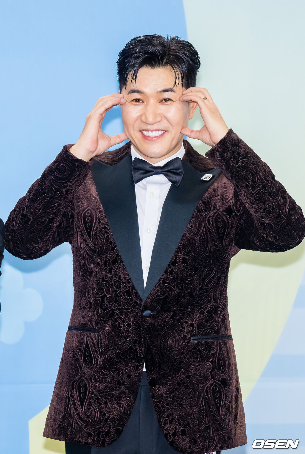  2025 KBS 연예대상이 20일 오후 서울 여의도 KBS 신관 공개홀에서 진행됐다.이날 가수 이찬원, 배우 이민정, 코미디언 문세윤이 MC를 맡았다. 시청자들의 사전 선호도 조사와 생방송 문자 투표로 결정되는 ‘최고의 프로그램상’은 ‘2025 KBS 연예대상’의 하이라이트로 손꼽힌다. 올해는 ‘개그콘서트’, ‘1박 2일’, ‘불후의 명곡’, ‘슈퍼맨이 돌아왔다’, ‘살림하는 남자들’, ‘사장님 귀는 당나귀 귀’, ‘신상출시 편스토랑’, ‘더 시즌즈’까지 총 8팀이 후보에 올랐다. 김종민이 포즈를 취하고 있다.    2025.12.20 / soul1014@osen.co.kr