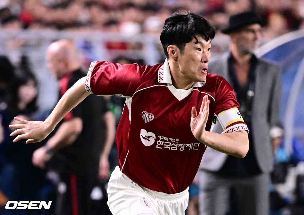 OGFC와 수원삼성 블루윙즈 레전드 매치 ‘OGFC: THE LEGENDS ARE BACK’이 19일 수원월드컵경기장에서 열렸다.OGFC는 박지성, 리오 퍼디난드, 라이언 긱스, 파트리스 에브라 등 프리미어리그 황금기를 대표하는 레전드들이 축구 콘텐츠·이벤트 제작사 슛포러브와 함께 결성한 신생 독립팀이다.후반 OGFC 박지성이 질주하고 있다. 2026.04.19 /cej@osen.co.kr