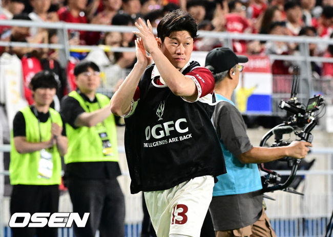 [OSEN=수원, 조은정 기자]OGFC와 수원삼성 블루윙즈 레전드 매치 ‘OGFC: THE LEGENDS ARE BACK’이 19일 수원월드컵경기장에서 열렸다.OGFC는 박지성, 리오 퍼디난드, 라이언 긱스, 파트리스 에브라 등 프리미어리그 황금기를 대표하는 레전드들이 축구 콘텐츠·이벤트 제작사 슛포러브와 함께 결성한 신생 독립팀이다.후반 박지성이 몸을 풀러 나가며 관중들 환호에 화답하고 있다. 2026.04.19 /cej@osen.co.kr