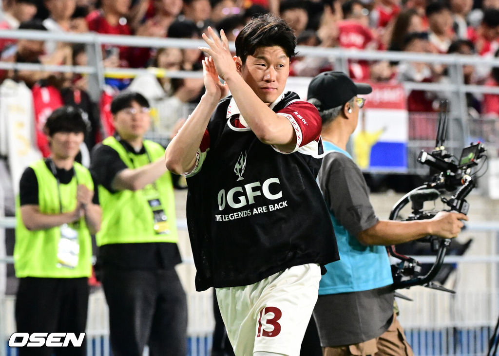 OGFC와 수원삼성 블루윙즈 레전드 매치 ‘OGFC: THE LEGENDS ARE BACK’이 19일 수원월드컵경기장에서 열렸다.OGFC는 박지성, 리오 퍼디난드, 라이언 긱스, 파트리스 에브라 등 프리미어리그 황금기를 대표하는 레전드들이 축구 콘텐츠·이벤트 제작사 슛포러브와 함께 결성한 신생 독립팀이다.후반 박지성이 몸을 풀러 나가며 관중들 환호에 화답하고 있다. 2026.04.19 /cej@osen.co.kr
