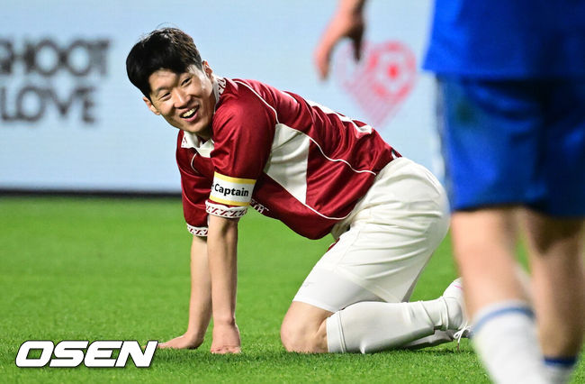 [OSEN=수원, 조은정 기자]OGFC와 수원삼성 블루윙즈 레전드 매치 ‘OGFC: THE LEGENDS ARE BACK’이 19일 수원월드컵경기장에서 열렸다.OGFC는 박지성, 리오 퍼디난드, 라이언 긱스, 파트리스 에브라 등 프리미어리그 황금기를 대표하는 레전드들이 축구 콘텐츠·이벤트 제작사 슛포러브와 함께 결성한 신생 독립팀이다.후반 OGFC 박지성이 슛동작 중 파울을 당한 뒤 관중들의 야유에 웃음을 짓고 있다. 2026.04.19 /cej@osen.co.kr